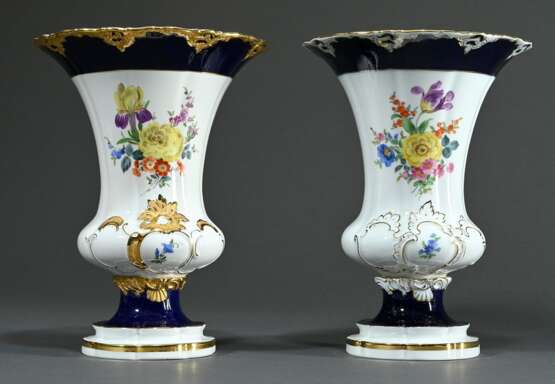 2 Diverse Meissen Prunkvasen mit Relief und polychromer Blumenmalerei sowie Kobalt Rändern, 1x stark vergoldet, 20.Jh. H. 24,8cm, Ø 18cm - photo 1