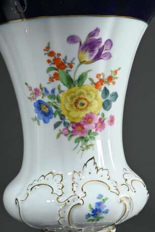 2 Diverse Meissen Prunkvasen mit Relief und polychromer Blumenmalerei sowie Kobalt Rändern, 1x stark vergoldet, 20.Jh. H. 24,8cm, Ø 18cm - photo 3