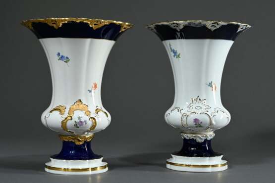 2 Diverse Meissen Prunkvasen mit Relief und polychromer Blumenmalerei sowie Kobalt Rändern, 1x stark vergoldet, 20.Jh. H. 24,8cm, Ø 18cm - photo 4