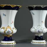 2 Diverse Meissen Prunkvasen mit Relief und polychromer Blumenmalerei sowie Kobalt Rändern, 1x stark vergoldet, 20.Jh. H. 24,8cm, Ø 18cm - photo 4