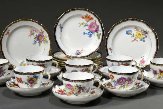 16 Teile Meissen Kaffeegedecke "Deutsche Blume" mit goldstaffiertem kobaltblauem Rand, Pfeifferzeit 1918-33, bestehend aus: 8 Kaffeetassen/UT (H. 6cm) und 8 Tellern (Ø 18cm) - photo 1