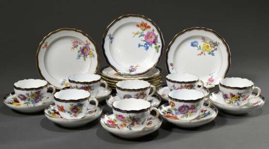 16 Teile Meissen Kaffeegedecke "Deutsche Blume" mit goldstaffiertem kobaltblauem Rand, Pfeifferzeit 1918-33, bestehend aus: 8 Kaffeetassen/UT (H. 6cm) und 8 Tellern (Ø 18cm) - photo 2