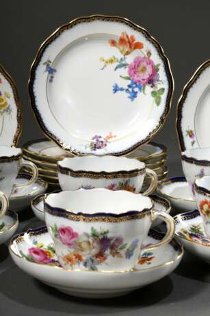 16 Teile Meissen Kaffeegedecke "Deutsche Blume" mit goldstaffiertem kobaltblauem Rand, Pfeifferzeit 1918-33, bestehend aus: 8 Kaffeetassen/UT (H. 6cm) und 8 Tellern (Ø 18cm) - photo 3