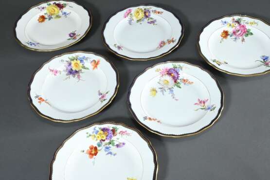 6 Meissen Teller „Blume“ mit Galerierand auf Kobaltblau, Knaufzeit vor 1900, Ø 23cm, 1x Standring beschliffen, min. berieben - photo 4