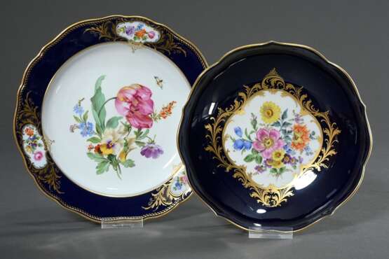 2 Diverse Teile Meissen "Deutsche Blume" mit reicher Goldstaffage auf kobaltblauem Fond: Teller (Ø 21cm, Knäufchenschwerter) und Schale (Ø 18cm) - photo 1