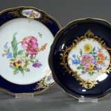 2 Diverse Teile Meissen "Deutsche Blume" mit reicher Goldstaffage auf kobaltblauem Fond: Teller (Ø 21cm, Knäufchenschwerter) und Schale (Ø 18cm) - photo 1