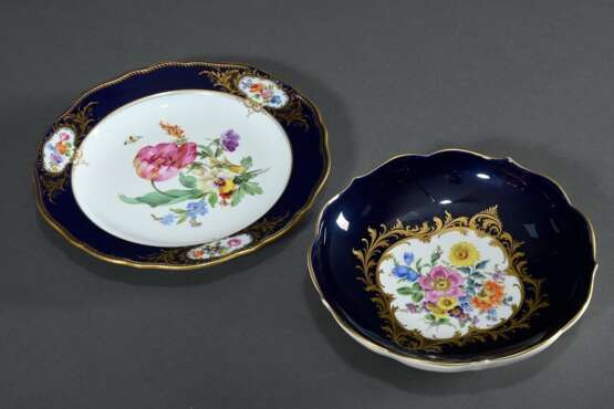 2 Diverse Teile Meissen "Deutsche Blume" mit reicher Goldstaffage auf kobaltblauem Fond: Teller (Ø 21cm, Knäufchenschwerter) und Schale (Ø 18cm) - photo 2