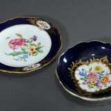 2 Diverse Teile Meissen "Deutsche Blume" mit reicher Goldstaffage auf kobaltblauem Fond: Teller (Ø 21cm, Knäufchenschwerter) und Schale (Ø 18cm) - photo 2