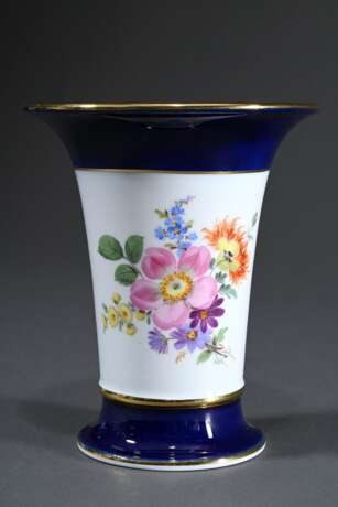 Meissen Kratervase "Deutsche Blume" mit breiten kobaltblauen Rändern, Porzellan polychrom und goldstaffiert, Knäufchenschwerter, Anfang 20.Jh., H. 16cm - фото 1