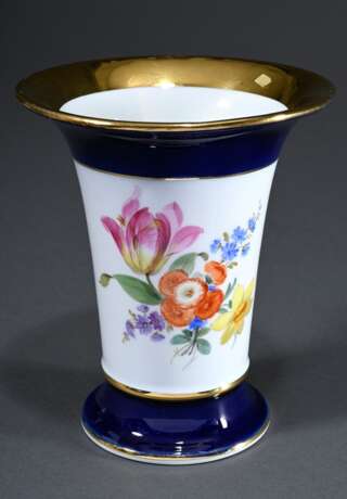 Meissen Kratervase "Deutsche Blume" mit breiten kobaltblauen Rändern, Porzellan polychrom und goldstaffiert, Knäufchenschwerter, Anfang 20.Jh., H. 16cm - фото 3