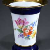 Meissen Kratervase "Deutsche Blume" mit breiten kobaltblauen Rändern, Porzellan polychrom und goldstaffiert, Knäufchenschwerter, Anfang 20.Jh., H. 16cm - фото 3