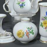 25 Teile Meissen Mokkaservice „Deutsche Blume“, bestehend aus: 1 Mokkakanne (H. 16,5cm), 9 Tellerchen (Ø 13,5cm, 2x 2 Schleifstr.), 7 Mokkatassen/UT (H. 5,5cm), 2 Teile Zucker und Rahm (H. 7,8/8,5cm), 1 Blattschale (22,5… - фото 6