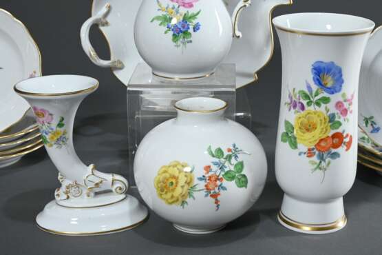 25 Teile Meissen Mokkaservice „Deutsche Blume“, bestehend aus: 1 Mokkakanne (H. 16,5cm), 9 Tellerchen (Ø 13,5cm, 2x 2 Schleifstr.), 7 Mokkatassen/UT (H. 5,5cm), 2 Teile Zucker und Rahm (H. 7,8/8,5cm), 1 Blattschale (22,5… - фото 6