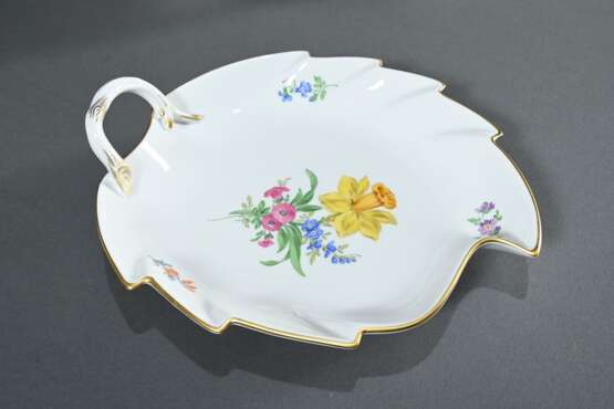 25 Teile Meissen Mokkaservice „Deutsche Blume“, bestehend aus: 1 Mokkakanne (H. 16,5cm), 9 Tellerchen (Ø 13,5cm, 2x 2 Schleifstr.), 7 Mokkatassen/UT (H. 5,5cm), 2 Teile Zucker und Rahm (H. 7,8/8,5cm), 1 Blattschale (22,5… - фото 8