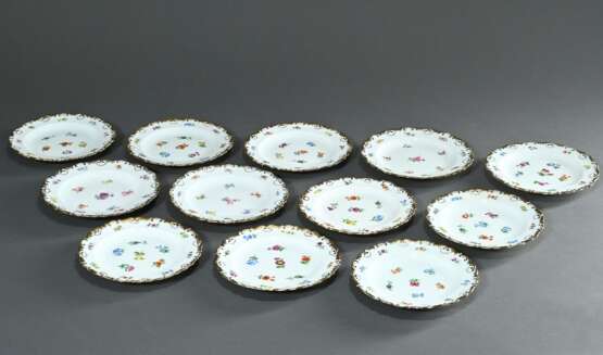 12 Kleine Meissen Teller mit vergoldetem Biedermeier Reliefrand und "Streublümchen" Dekor, 2x Knaufzeit, 10x Schmierschwerter, 19.Jh., Ø 18,6cm, min. berieben, best. - фото 2