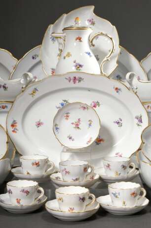 115 Teile Meissen "Streublümchen" Speiseservice mit Goldrand, 1898, bestehend aus: 48 Speiseteller (Ø 24,5-25cm), 19 tiefe Teller (Ø 23,5cm), 20 Brotteller (14,5-16cm, 2x best., 1x 2 Schleifstr.), 4 eckige Scha… - фото 1