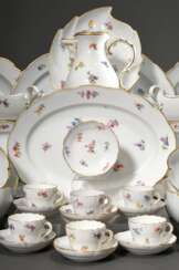 115 Teile Meissen &quot;Streublümchen&quot; Speiseservice mit Goldrand, 1898, bestehend aus: 48 Speiseteller (Ø 24,5-25cm), 19 tiefe Teller (Ø 23,5cm), 20 Brotteller (14,5-16cm, 2x best., 1x 2 Schleifstr.), 4 eckige Scha…