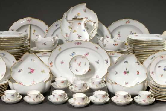 115 Teile Meissen "Streublümchen" Speiseservice mit Goldrand, 1898, bestehend aus: 48 Speiseteller (Ø 24,5-25cm), 19 tiefe Teller (Ø 23,5cm), 20 Brotteller (14,5-16cm, 2x best., 1x 2 Schleifstr.), 4 eckige Scha… - фото 2