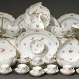 115 Teile Meissen "Streublümchen" Speiseservice mit Goldrand, 1898, bestehend aus: 48 Speiseteller (Ø 24,5-25cm), 19 tiefe Teller (Ø 23,5cm), 20 Brotteller (14,5-16cm, 2x best., 1x 2 Schleifstr.), 4 eckige Scha… - фото 2