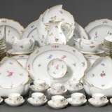 115 Teile Meissen "Streublümchen" Speiseservice mit Goldrand, 1898, bestehend aus: 48 Speiseteller (Ø 24,5-25cm), 19 tiefe Teller (Ø 23,5cm), 20 Brotteller (14,5-16cm, 2x best., 1x 2 Schleifstr.), 4 eckige Scha… - фото 3