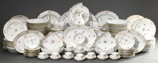 115 Teile Meissen "Streublümchen" Speiseservice mit Goldrand, 1898, bestehend aus: 48 Speiseteller (Ø 24,5-25cm), 19 tiefe Teller (Ø 23,5cm), 20 Brotteller (14,5-16cm, 2x best., 1x 2 Schleifstr.), 4 eckige Scha… - фото 3