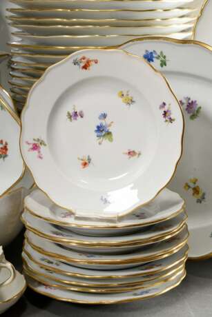 115 Teile Meissen "Streublümchen" Speiseservice mit Goldrand, 1898, bestehend aus: 48 Speiseteller (Ø 24,5-25cm), 19 tiefe Teller (Ø 23,5cm), 20 Brotteller (14,5-16cm, 2x best., 1x 2 Schleifstr.), 4 eckige Scha… - фото 4