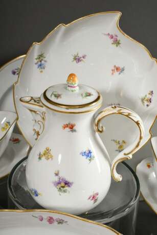 115 Teile Meissen "Streublümchen" Speiseservice mit Goldrand, 1898, bestehend aus: 48 Speiseteller (Ø 24,5-25cm), 19 tiefe Teller (Ø 23,5cm), 20 Brotteller (14,5-16cm, 2x best., 1x 2 Schleifstr.), 4 eckige Scha… - фото 6