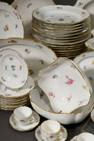 115 Teile Meissen "Streublümchen" Speiseservice mit Goldrand, 1898, bestehend aus: 48 Speiseteller (Ø 24,5-25cm), 19 tiefe Teller (Ø 23,5cm), 20 Brotteller (14,5-16cm, 2x best., 1x 2 Schleifstr.), 4 eckige Scha… - фото 7