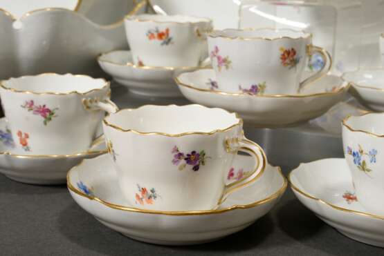 115 Teile Meissen "Streublümchen" Speiseservice mit Goldrand, 1898, bestehend aus: 48 Speiseteller (Ø 24,5-25cm), 19 tiefe Teller (Ø 23,5cm), 20 Brotteller (14,5-16cm, 2x best., 1x 2 Schleifstr.), 4 eckige Scha… - фото 8