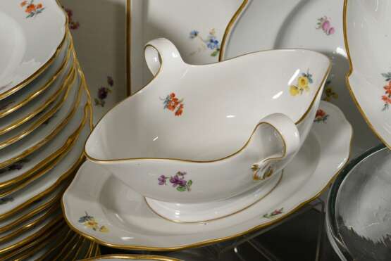 115 Teile Meissen "Streublümchen" Speiseservice mit Goldrand, 1898, bestehend aus: 48 Speiseteller (Ø 24,5-25cm), 19 tiefe Teller (Ø 23,5cm), 20 Brotteller (14,5-16cm, 2x best., 1x 2 Schleifstr.), 4 eckige Scha… - фото 9