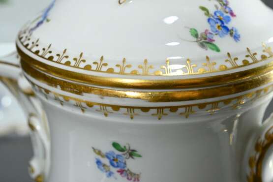 32 Teile Meissen Kaffee- und Teeservice "Vergissmeinnicht", Porzellan polychromund goldstaffiert, bestehend aus: 1 Teekanne mit Rosenknauf und Asthenkel (H. 14,5cm, Knauf best.), 1 Kaffeekanne mit Rosenknauf (H… - photo 7