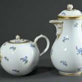 32 Teile Meissen Kaffee- und Teeservice "Vergissmeinnicht", Porzellan polychromund goldstaffiert, bestehend aus: 1 Teekanne mit Rosenknauf und Asthenkel (H. 14,5cm, Knauf best.), 1 Kaffeekanne mit Rosenknauf (H… - photo 8