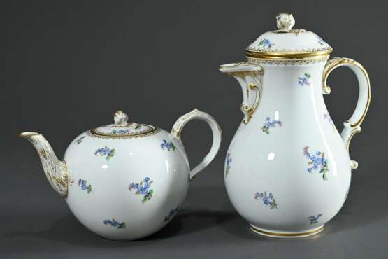 32 Teile Meissen Kaffee- und Teeservice "Vergissmeinnicht", Porzellan polychromund goldstaffiert, bestehend aus: 1 Teekanne mit Rosenknauf und Asthenkel (H. 14,5cm, Knauf best.), 1 Kaffeekanne mit Rosenknauf (H… - photo 8