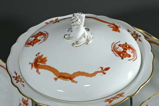 51 Teile Meissen Speiseservice "Reicher Roter Hofdrache", Porzellan polychrom und goldstaffiert, bestehend aus: je 14 Teller (Ø 25cm), tiefe Teller (Ø 20,5cm), Suppentassen/UT (H. 5,5cm), 1 Deckelterrine (H. 16… - Foto 4