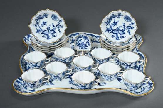 12 Teile Meissen "Zwiebelmuster Gold", um 1900, bestehend aus: 1 großes Tablett (46x37,5cm), 10 vierpassige Mokkatassen/UT (H. 4,5cm) und 1 Blattschale mit Astgriff (H. 2,8cm), z.T. min. berieben - Foto 4