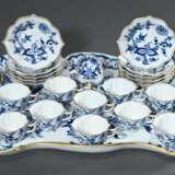 12 Teile Meissen "Zwiebelmuster Gold", um 1900, bestehend aus: 1 großes Tablett (46x37,5cm), 10 vierpassige Mokkatassen/UT (H. 4,5cm) und 1 Blattschale mit Astgriff (H. 2,8cm), z.T. min. berieben - Foto 4