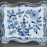 12 Teile Meissen "Zwiebelmuster Gold", um 1900, bestehend aus: 1 großes Tablett (46x37,5cm), 10 vierpassige Mokkatassen/UT (H. 4,5cm) und 1 Blattschale mit Astgriff (H. 2,8cm), z.T. min. berieben - Foto 6