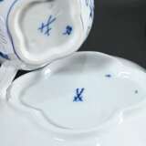 7 Teile Meissen "Zwiebelmuster", 20.Jh.: 6 vierpassige Mokkatassen/UT (H. 5,5cm, 1x 2 Schleifstr) und 1 Tablett mit Schleifengriffen (40x28,5cm, 3 Schleifstr.) - Foto 4