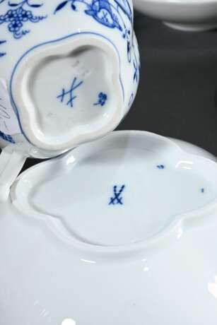 7 Teile Meissen "Zwiebelmuster", 20.Jh.: 6 vierpassige Mokkatassen/UT (H. 5,5cm, 1x 2 Schleifstr) und 1 Tablett mit Schleifengriffen (40x28,5cm, 3 Schleifstr.) - Foto 4