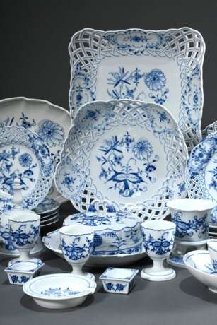 29 Teile Meissen „Zwiebelmuster“, z.T. mit durchbrochenem Rand, bestehend aus: 1 ovaler Teller (27x20,5cm), 1 Schale (Ø 23cm), 1 rechteckige Schale (24x24cm), 10 kleine Teller (Ø 15cm), 1 Teller (Ø 20,5cm), 2 Kaffeetasse… - photo 1