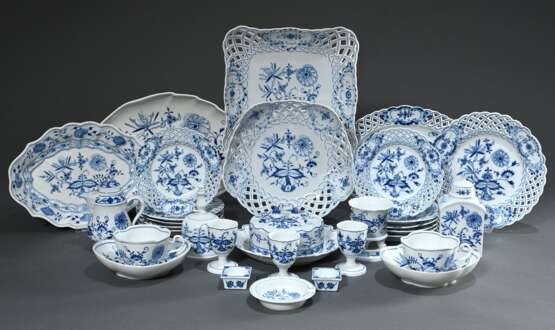 29 Teile Meissen „Zwiebelmuster“, z.T. mit durchbrochenem Rand, bestehend aus: 1 ovaler Teller (27x20,5cm), 1 Schale (Ø 23cm), 1 rechteckige Schale (24x24cm), 10 kleine Teller (Ø 15cm), 1 Teller (Ø 20,5cm), 2 Kaffeetasse… - photo 2