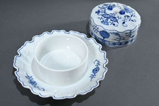 29 Teile Meissen „Zwiebelmuster“, z.T. mit durchbrochenem Rand, bestehend aus: 1 ovaler Teller (27x20,5cm), 1 Schale (Ø 23cm), 1 rechteckige Schale (24x24cm), 10 kleine Teller (Ø 15cm), 1 Teller (Ø 20,5cm), 2 Kaffeetasse… - photo 8