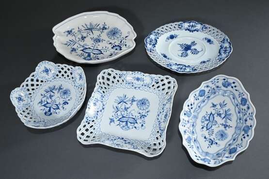 29 Teile Meissen „Zwiebelmuster“, z.T. mit durchbrochenem Rand, bestehend aus: 1 ovaler Teller (27x20,5cm), 1 Schale (Ø 23cm), 1 rechteckige Schale (24x24cm), 10 kleine Teller (Ø 15cm), 1 Teller (Ø 20,5cm), 2 Kaffeetasse… - photo 10