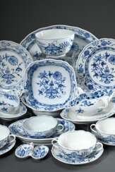 42 Teile Meissen „Zwiebelmuster“ Speiseservice, bestehend aus: 9 Suppentassen/UT (H. 6cm), 2 Saucieren (26x17cm/22x14cm), 8 Speiseteller (Ø 25,5cm), 8 Brotteller (Ø 20,5cm), 8 Dessertteller (Ø 16cm), 1 Saliere (10x8cm), …