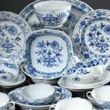 42 Teile Meissen „Zwiebelmuster“ Speiseservice, bestehend aus: 9 Suppentassen/UT (H. 6cm), 2 Saucieren (26x17cm/22x14cm), 8 Speiseteller (Ø 25,5cm), 8 Brotteller (Ø 20,5cm), 8 Dessertteller (Ø 16cm), 1 Saliere (10x8cm), … - Foto 1