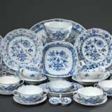 42 Teile Meissen „Zwiebelmuster“ Speiseservice, bestehend aus: 9 Suppentassen/UT (H. 6cm), 2 Saucieren (26x17cm/22x14cm), 8 Speiseteller (Ø 25,5cm), 8 Brotteller (Ø 20,5cm), 8 Dessertteller (Ø 16cm), 1 Saliere (10x8cm), … - Foto 2