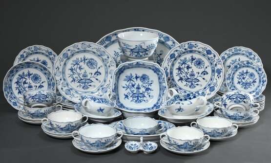 42 Teile Meissen „Zwiebelmuster“ Speiseservice, bestehend aus: 9 Suppentassen/UT (H. 6cm), 2 Saucieren (26x17cm/22x14cm), 8 Speiseteller (Ø 25,5cm), 8 Brotteller (Ø 20,5cm), 8 Dessertteller (Ø 16cm), 1 Saliere (10x8cm), … - Foto 2