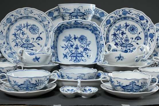 42 Teile Meissen „Zwiebelmuster“ Speiseservice, bestehend aus: 9 Suppentassen/UT (H. 6cm), 2 Saucieren (26x17cm/22x14cm), 8 Speiseteller (Ø 25,5cm), 8 Brotteller (Ø 20,5cm), 8 Dessertteller (Ø 16cm), 1 Saliere (10x8cm), … - Foto 5