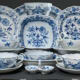 42 Teile Meissen „Zwiebelmuster“ Speiseservice, bestehend aus: 9 Suppentassen/UT (H. 6cm), 2 Saucieren (26x17cm/22x14cm), 8 Speiseteller (Ø 25,5cm), 8 Brotteller (Ø 20,5cm), 8 Dessertteller (Ø 16cm), 1 Saliere (10x8cm), … - Foto 5