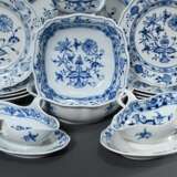 42 Teile Meissen „Zwiebelmuster“ Speiseservice, bestehend aus: 9 Suppentassen/UT (H. 6cm), 2 Saucieren (26x17cm/22x14cm), 8 Speiseteller (Ø 25,5cm), 8 Brotteller (Ø 20,5cm), 8 Dessertteller (Ø 16cm), 1 Saliere (10x8cm), … - Foto 7